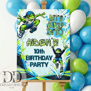 Puede incluir: Un cartel rectangular para fiesta de cumpleaños con dos ranas de dibujos animados que llevan gorras y zapatillas. El texto dice Let's Jump Into Aiden's 10th Birthday Party. El fondo tiene salpicaduras de pintura azul y verde.
