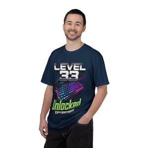 Camiseta divertida de cumpleaños para gamer, nivel 33, teclado desbloqueado para juegos, regalo de videojuego, camiseta gráfica de hito. imagen 9