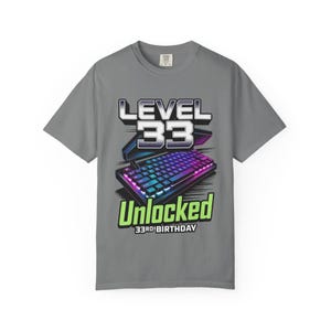 Camiseta divertida de cumpleaños para gamer, nivel 33, teclado desbloqueado para juegos, regalo de videojuego, camiseta gráfica de hito. imagen 2