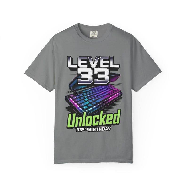 Camiseta divertida de cumpleaños para gamer, nivel 33, teclado desbloqueado para juegos, regalo de videojuego, camiseta gráfica de hito. imagen 2