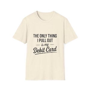 Lo único que saco es el diseño de mi tarjeta de débito. Una visión salvaje de la cultura de las citas y el dinero, humor moderno sobre citas. Camiseta extraíble.