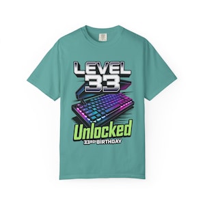 Camiseta divertida de cumpleaños para gamer, nivel 33, teclado desbloqueado para juegos, regalo de videojuego, camiseta gráfica de hito. imagen 4