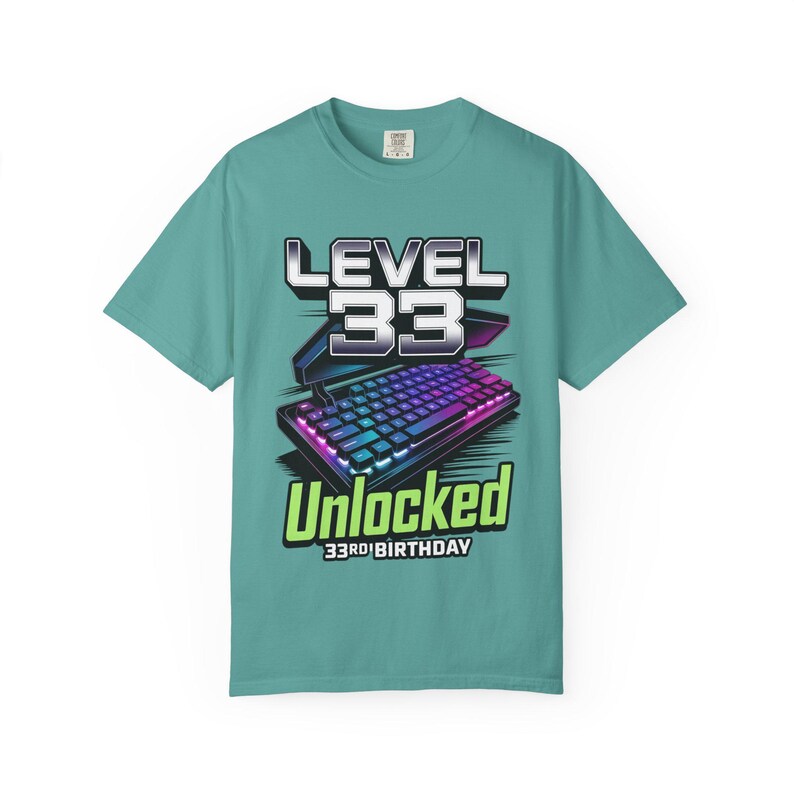 Camiseta divertida de cumpleaños para gamer, nivel 33, teclado desbloqueado para juegos, regalo de videojuego, camiseta gráfica de hito. imagen 4