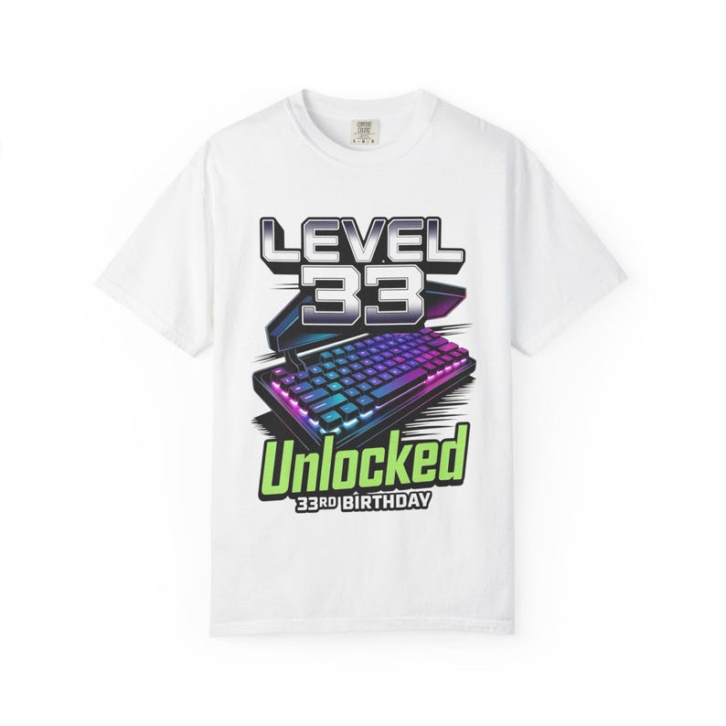 Camiseta divertida de cumpleaños para gamer, nivel 33, teclado desbloqueado para juegos, regalo de videojuego, camiseta gráfica de hito. imagen 1