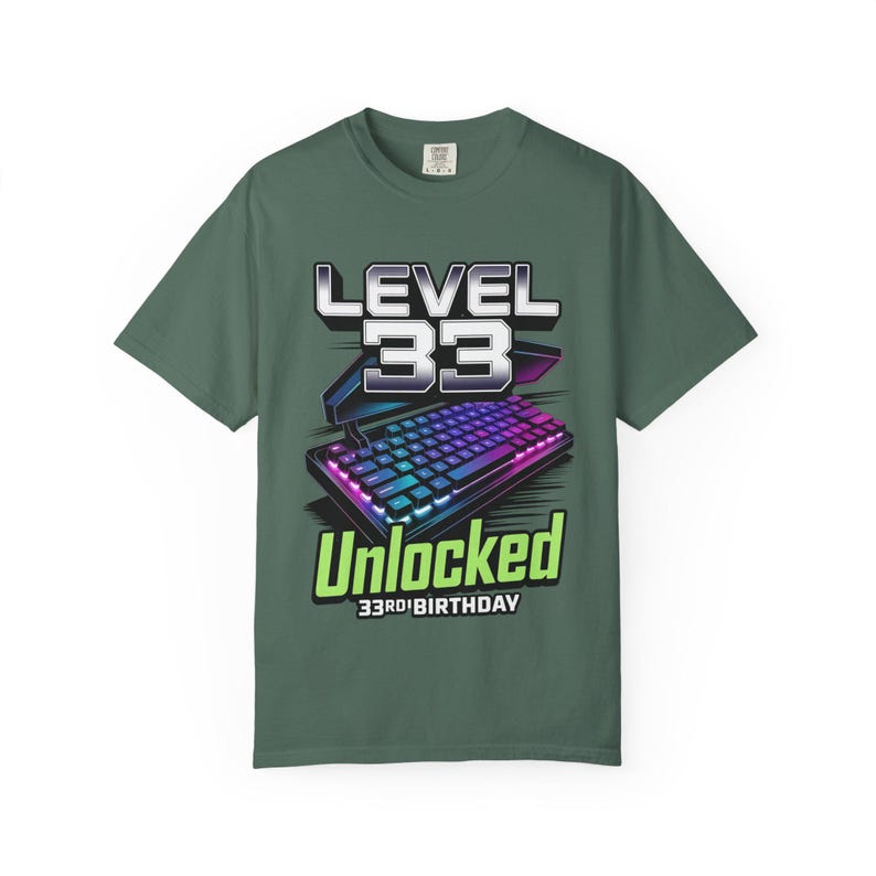 Camiseta divertida de cumpleaños para gamer, nivel 33, teclado desbloqueado para juegos, regalo de videojuego, camiseta gráfica de hito. imagen 3