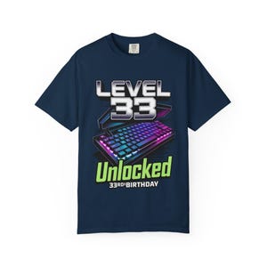 Camiseta divertida de cumpleaños para gamer, nivel 33, teclado desbloqueado para juegos, regalo de videojuego, camiseta gráfica de hito. imagen 5