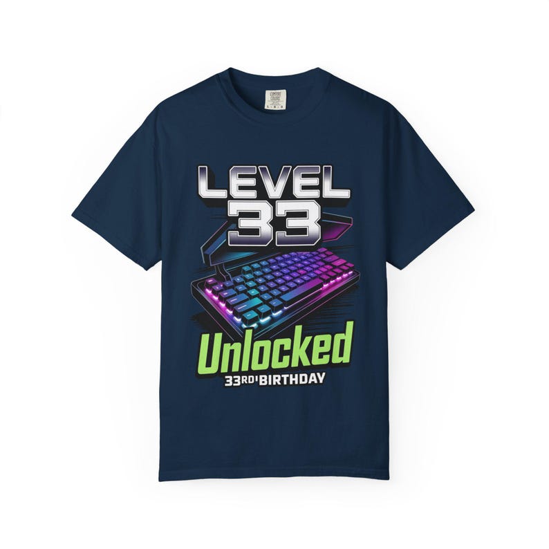 Camiseta divertida de cumpleaños para gamer, nivel 33, teclado desbloqueado para juegos, regalo de videojuego, camiseta gráfica de hito. imagen 5
