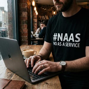 NaaS (No As A Service) Design T-shirt, grappig cadeau voor DevOps-engineers, SaaS-parodie met technische humor.