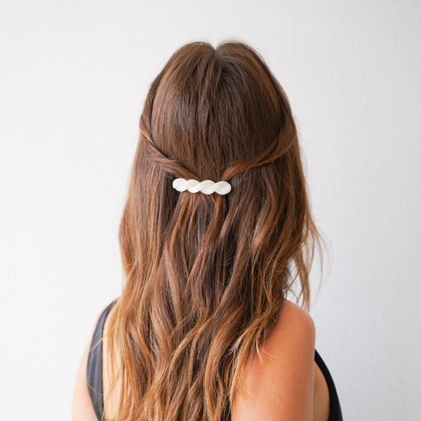 Kleine geflochtene weiße Acetat-Haarspange, weiße romantische Boho-Haarspange, feines Acetat-Haaraccessoire, elegant und modern