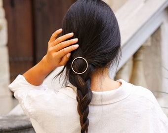 Minimalist circle barrette, gold twisted circle, circular, golden ring, boho, simple, minimalist, geometric wedding