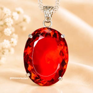Colgante de plata de ley 925 con rubí natural de talla ovalada AAA+ de 45 quilates: una joya llamativa con una gran piedra preciosa roja.