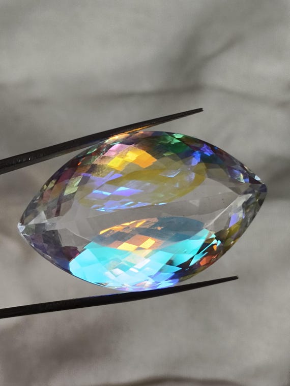 Topaze Mystique Créée En Laboratoire – 110,65 Carats – Taille Fantaisie Multicolore – Qualité AAA+ – Neuf Avec étiquettes