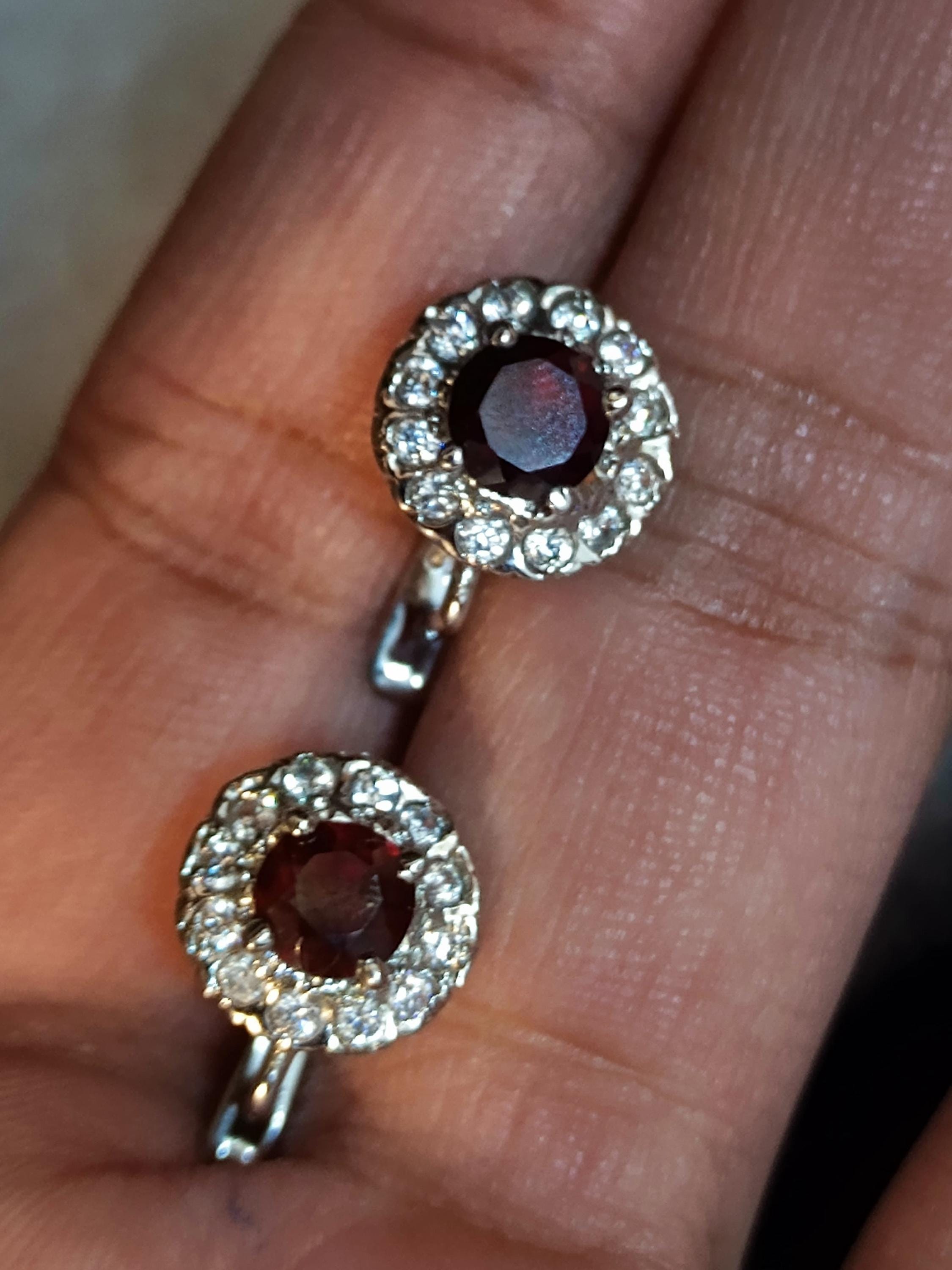 ガーネットレバーバックイヤリング：925シルバー、ジルコニア - 1月の