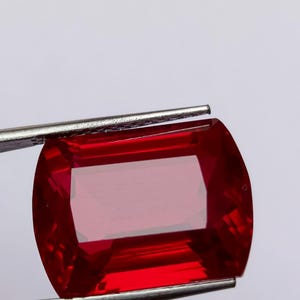 22 kt Mozambikaanse duivenbloedrode robijn, smaragd geslepen edelsteen