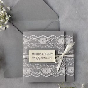Luxus-Spitzenhochzeitseinladung - Elegante Einladung mit Satinband & individuellen Details