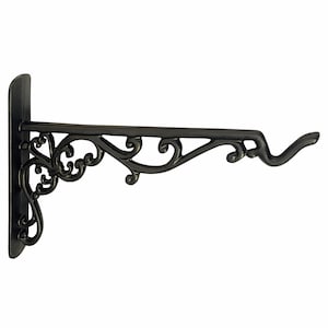 Puede incluir: Soporte colgante de metal negro con un diseño ornamental de volutas. El soporte tiene una placa de montaje plana y un brazo curvado con un gancho. Ideal para colgar plantas o faroles. Mide aproximadamente 30 cm de largo.