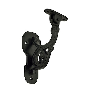以下が含まれることがあります： 黒色の装飾的な階段手すりブラケット。ブラケットは装飾的なスクロールデザインと、あらかじめ穴が開けられた取り付けプレートを備えています。マット仕上げの鋳鉄製で、簡単に設置できます。