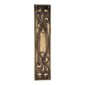 Può includere: Placca per porta rettangolare in ottone antico con design Art Nouveau. La placca presenta un centro ovale e motivi floreali e di vite stilizzati. Il design è in rilievo, creando un effetto tridimensionale. Sono presenti quattro fori per viti.