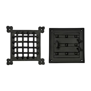Op de afbeelding: Twee zwarte metalen ventilatieroosters. Eén is vierkant met een rasterpatroon en decoratieve hoeken. De andere is vierkant met een scharnierende deur en een handvat. Beide hebben een matte afwerking en zijn waarschijnlijk voor architectonisch gebruik.