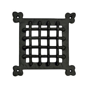 Op de afbeelding: Een vierkante, zwarte metalen decoratieve rooster met een rasterpatroon. Het rooster heeft afgeronde staven en decoratieve bloemvormige accenten op elke hoek. Het ontwerp is symmetrisch en geschikt voor architectonisch of decoratief gebruik.