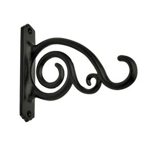 Könnte beinhalten: Schwarzer dekorativer Wandhalter aus Metall mit einem geschwungenen Design. Die Halterung hat eine flache Montageplatte mit zwei Schraubenlöchern und einen gebogenen Arm, der in einem Haken endet. Das Design umfasst elegante Wirbel.