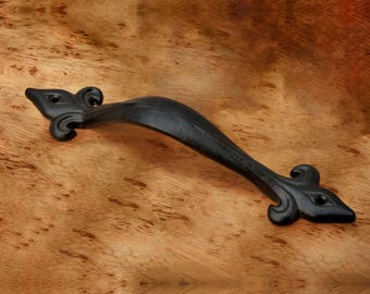 Tirador de puerta de hierro fundido negro con diseño de flor de lis: Tirador gótico rústico
