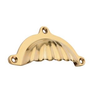 Puede incluir: Un tirador de caj&oacute;n pulido en forma de concha de lat&oacute;n con un dise&ntilde;o interior festoneado. El herraje tiene tres orificios para tornillos para el montaje y una forma curva semicircular. El acabado de lat&oacute;n le da un aspecto cl&aacute;sico y elegante.