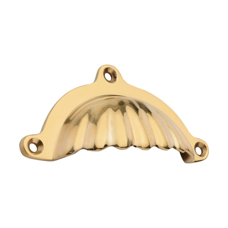 Puede incluir: Un tirador de caj&oacute;n pulido en forma de concha de lat&oacute;n con un dise&ntilde;o interior festoneado. El herraje tiene tres orificios para tornillos para el montaje y una forma curva semicircular. El acabado de lat&oacute;n le da un aspecto cl&aacute;sico y elegante.