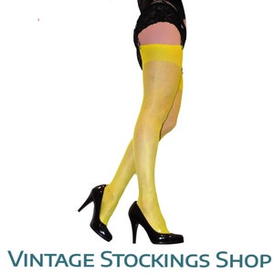 Peut inclure: Une paire de bas jaunes avec une jarretière noire. Les bas sont transparents et ont une finition brillante. La jarretière est en élastique et a une bordure en dentelle noire.