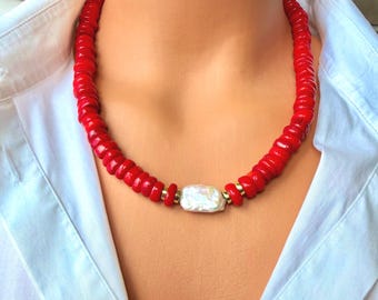 Collar de perlas barrocas de coral rojo, joyería llamativa hecha a mano con cuentas, cadena ajustable con detalles dorados, regalo para ella.