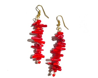 Pendientes colgantes de coral rojo con detalles dorados
