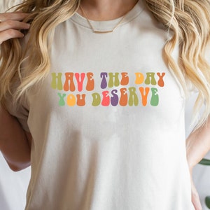 Tenha o dia que você merece Svg, letras onduladas Svg, Svg moderno positivo, Svg inspirador, Svg sarcástico, download digital, arquivo Svg para Cricut