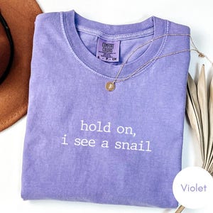 Wacht even, ik zie een slak-shirt, T-shirt Snail Lover, minimalistische comfortkleuren Vintage Wildlife Graphic T-shirt afbeelding 4