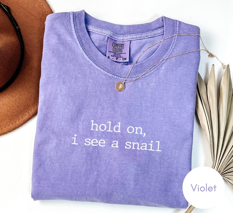 Wacht even, ik zie een slak-shirt, T-shirt Snail Lover, minimalistische comfortkleuren Vintage Wildlife Graphic T-shirt afbeelding 4