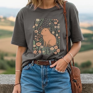 Linda camisa de capibara de flores, camiseta de capibara, camiseta amante de capibara, regalo de capibara kawaii, camiseta gráfica de capibara imagen 6