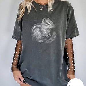 Streifenhörnchen Vintage T-Shirt, süßes Streifenhörnchen Komfort Farben Vintages Tshirt, Streifenhörnchen Silhouette Retro Shirt, Streifenhörnchen Liebhaber Geschenk Bild 6