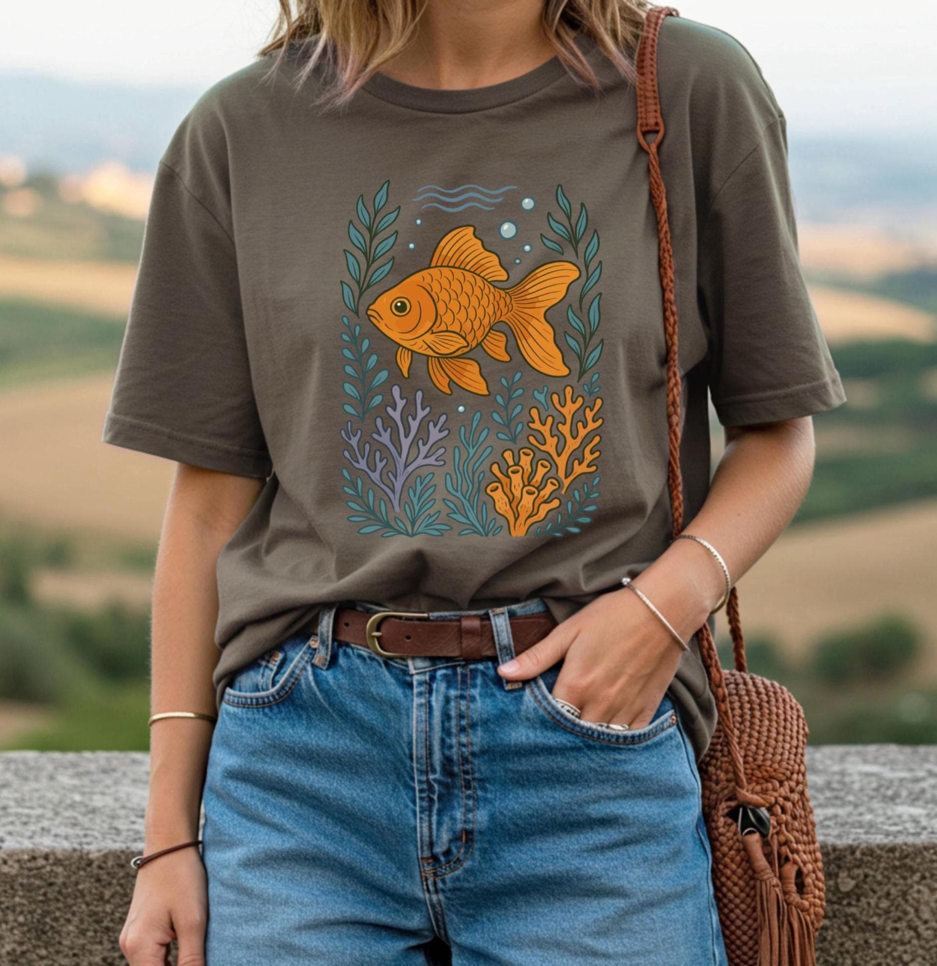 かわいい花柄の金魚シャツ、海の緑が描かれた金魚Tシャツ、金魚好きの