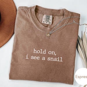 Wacht even, ik zie een slak-shirt, T-shirt Snail Lover, minimalistische comfortkleuren Vintage Wildlife Graphic T-shirt afbeelding 1