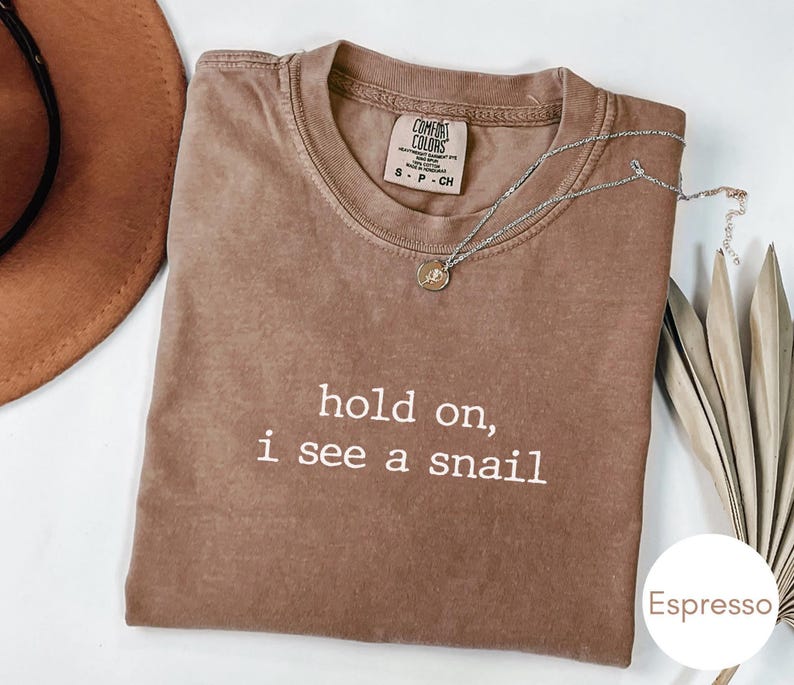 Wacht even, ik zie een slak-shirt, T-shirt Snail Lover, minimalistische comfortkleuren Vintage Wildlife Graphic T-shirt afbeelding 1
