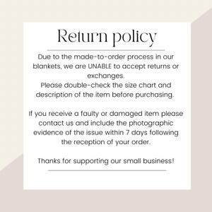 Puede incluir: Una tarjeta blanca con el texto "Return policy" en una fuente serif. El texto explica la pol&iacute;tica de devoluci&oacute;n de mantas, indicando que no se aceptan devoluciones ni cambios debido al proceso de fabricaci&oacute;n bajo pedido.