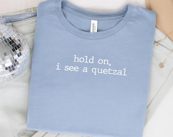 Espera, veo una camiseta de quetzal, camiseta de quetzal, camiseta para amantes del quetzal, regalo de quetzal, camiseta gráfica estética de quetzal