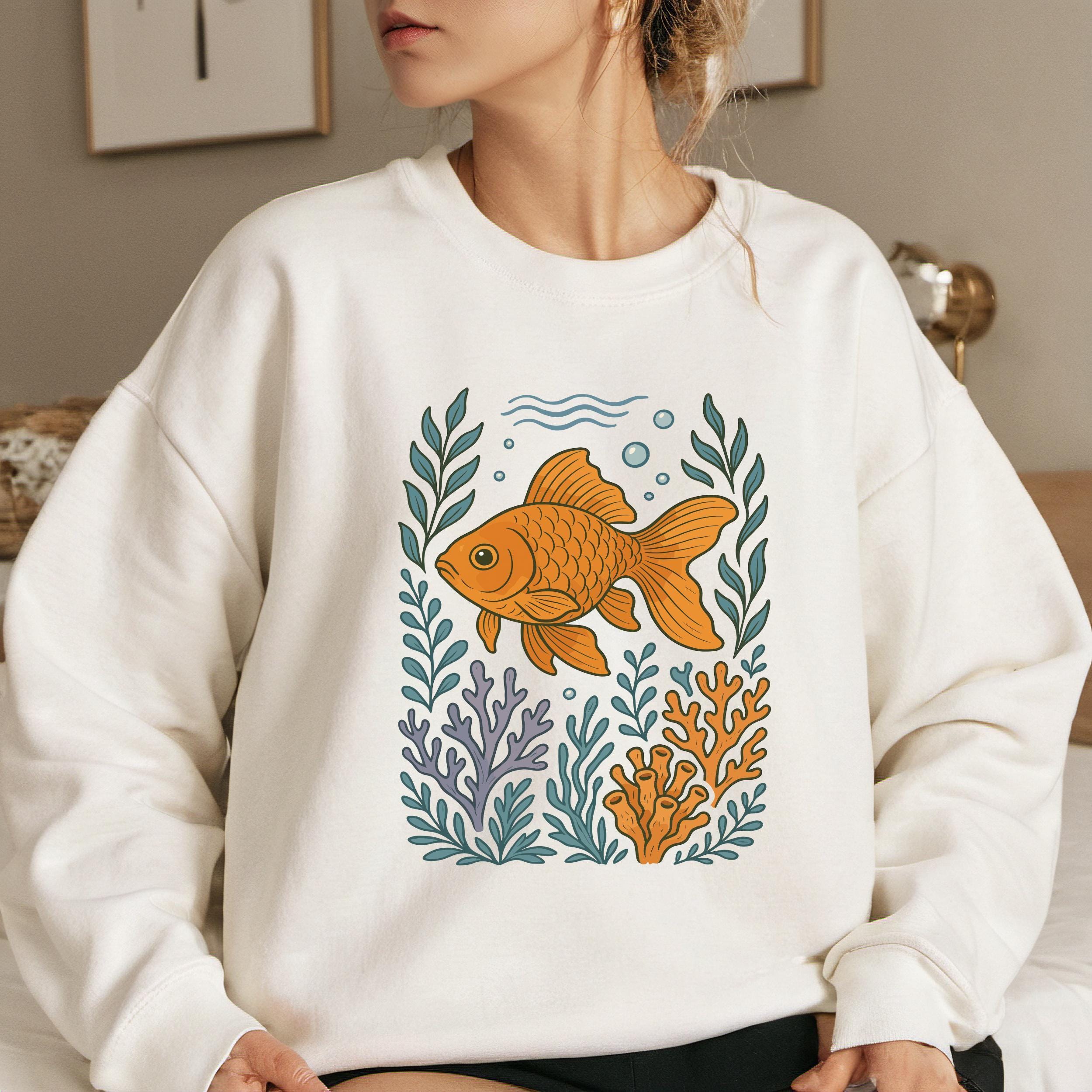 かわいい花柄の金魚シャツ、海の緑が描かれた金魚Tシャツ、金魚好きの 