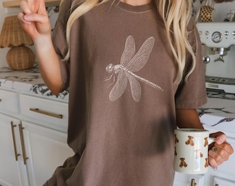 トンボのヴィンテージTシャツ、かわいいトンボのコンフォートカラーのヴィンテージTシャツ、トンボのシルエットのレトロシャツ、トンボ好きへのギフト