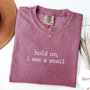 Wacht even, ik zie een slak-shirt, T-shirt Snail Lover, minimalistische comfortkleuren Vintage Wildlife Graphic T-shirt afbeelding 9