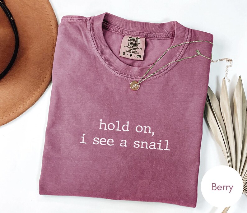 Wacht even, ik zie een slak-shirt, T-shirt Snail Lover, minimalistische comfortkleuren Vintage Wildlife Graphic T-shirt afbeelding 9