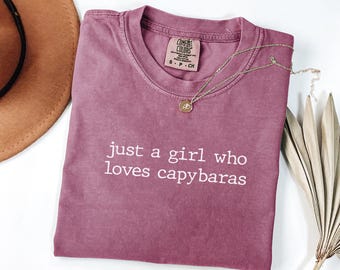 Just a girl who loves Capybaras Shirt, Capybara Lover T-shirt, Minimalist Capybara Shirt, Comfort Colors Vintage Wildlife Graphic Tee