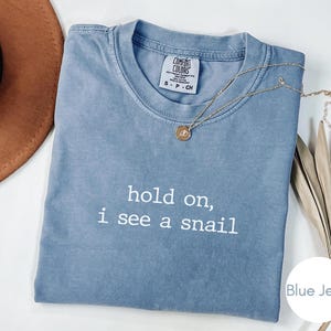 Wacht even, ik zie een slak-shirt, T-shirt Snail Lover, minimalistische comfortkleuren Vintage Wildlife Graphic T-shirt afbeelding 10