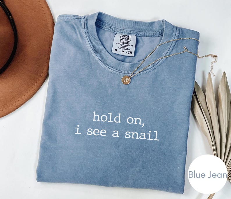 Wacht even, ik zie een slak-shirt, T-shirt Snail Lover, minimalistische comfortkleuren Vintage Wildlife Graphic T-shirt afbeelding 10