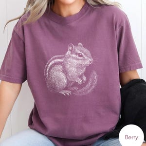 Streifenhörnchen Vintage T-Shirt, süßes Streifenhörnchen Komfort Farben Vintages Tshirt, Streifenhörnchen Silhouette Retro Shirt, Streifenhörnchen Liebhaber Geschenk Bild 3