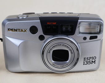 Cámara de película Pentax Espio 135 M vintage de 35 mm, compacta, de apuntar y disparar, plateada, con zoom.